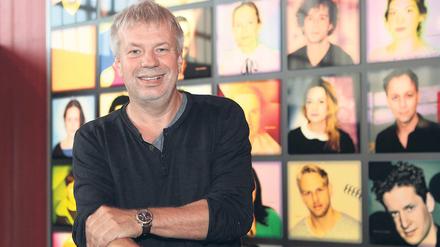 Das Ensemble im Rücken. Tobias Wellemeyer will ein Theater, das sich der Realität stellt und sie über Geschichten greifbar macht. Dabei spielen die Schauspieler eine wesentliche Rolle. Dass er nun gehen muss, ist für ihn und das Ensemble schwer. Da hilft nur: Arbeiten. Die letzte Spielzeit ist brandenburgisch wie nie.