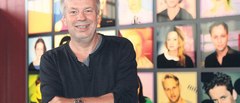 Das Ensemble im Rücken. Tobias Wellemeyer will ein Theater, das sich der Realität stellt und sie über Geschichten greifbar macht. Dabei spielen die Schauspieler eine wesentliche Rolle. Dass er nun gehen muss, ist für ihn und das Ensemble schwer. Da hilft nur: Arbeiten. Die letzte Spielzeit ist brandenburgisch wie nie.