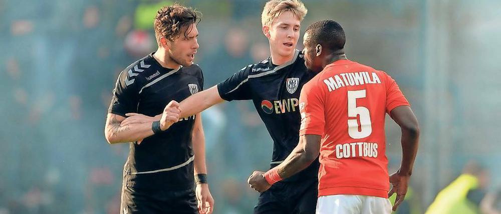 Im sportlichen Disput. So soll es sein am kommenden Sonntag zwischen dem SV Babelsberg und Energie Cottbus: Dass sich auf dem Platz auseinandergesetzt wird, wie es Andis Shala, Leonard Koch und José-Junior Matuwila (v.l.n.r.) im vergangenen Derby getan haben.