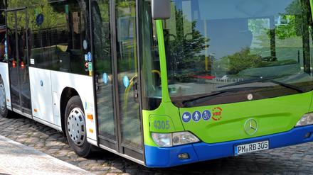 Wurden die beiden Elfjährigen aus dem Fahrzeug geworfen? Der Busfahrer bestreitet die Darstellung der Familie.