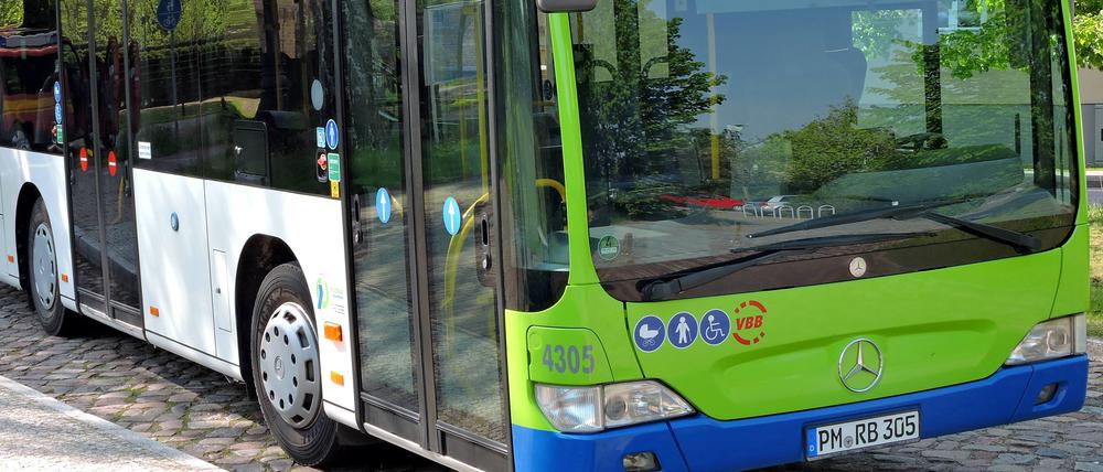 Wurden die beiden Elfjährigen aus dem Fahrzeug geworfen? Der Busfahrer bestreitet die Darstellung der Familie.