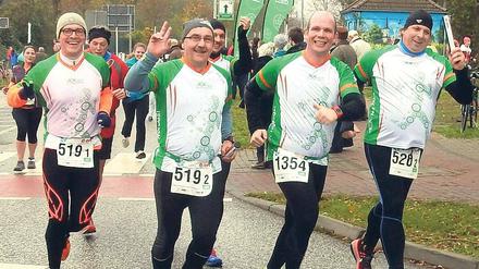 Es läuft immer noch. Jürgen Müller (2.v.l.) gehörte im vergangenen Jahr zur ersten AOK-Heldenstaffel, die beim Teltowkanal-Halbmarathon Premiere hatte. Und der 59-Jährige ist dabei geblieben, hat es von der Heldenstaffel im Laufe des Jahres bis ins Ziel des Berlin-Marathons vor zwei Wochen geschafft.