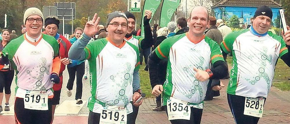 Es läuft immer noch. Jürgen Müller (2.v.l.) gehörte im vergangenen Jahr zur ersten AOK-Heldenstaffel, die beim Teltowkanal-Halbmarathon Premiere hatte. Und der 59-Jährige ist dabei geblieben, hat es von der Heldenstaffel im Laufe des Jahres bis ins Ziel des Berlin-Marathons vor zwei Wochen geschafft.