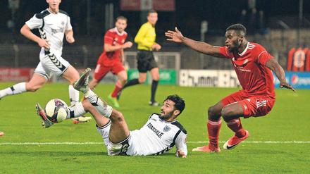 Aus allen Lagen. Die Spieler des SVB wie Apo Beyazit versuchten alles. Geklappt hat es nur einmal, sodass es gegen Neustrelitz 1:1 ausging.