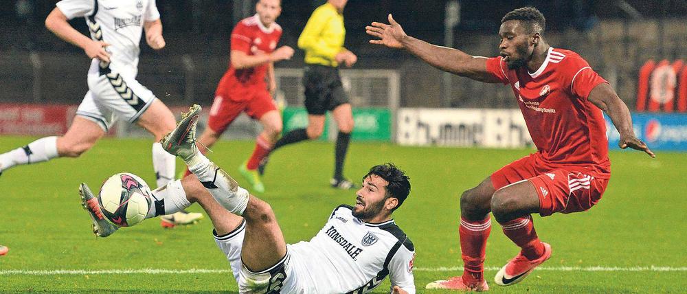 Aus allen Lagen. Die Spieler des SVB wie Apo Beyazit versuchten alles. Geklappt hat es nur einmal, sodass es gegen Neustrelitz 1:1 ausging.