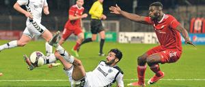 Aus allen Lagen. Die Spieler des SVB wie Apo Beyazit versuchten alles. Geklappt hat es nur einmal, sodass es gegen Neustrelitz 1:1 ausging.