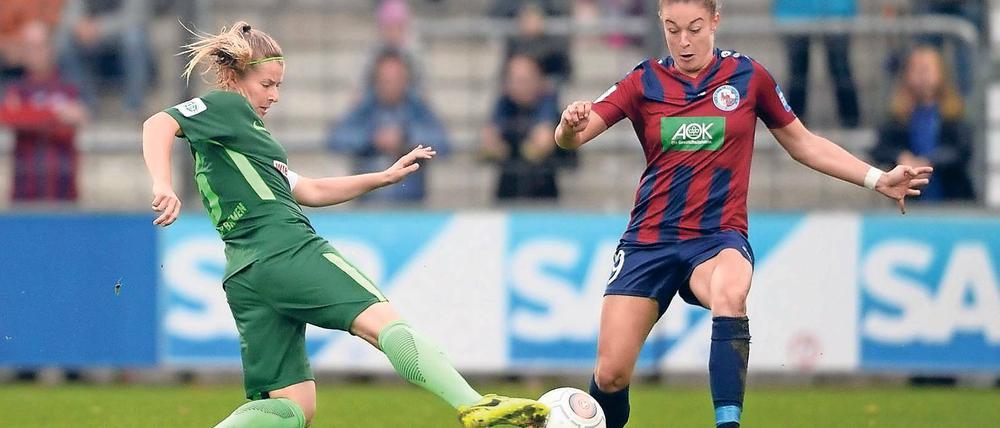 Wieder Spielverderber. Wie schon im DFB-Pokal der Vorsaison stellte Werder Bremen den Turbinen nun auch beim Bundesligaspiel ein Bein. Hier grätscht die Ex-Potsdamerin Marie-Louise Eta gegen Felicitas Rauch. Die beiden erzielten am Montag die Tore.