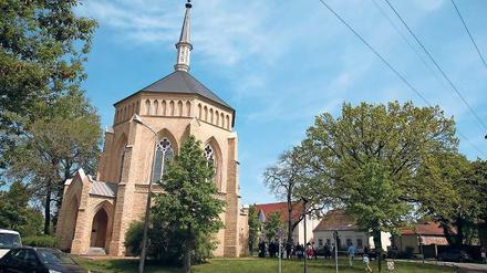 Sakraler Ort. Das Poetenpack verlegt „Gift“ an den Neuendorfer Anger.