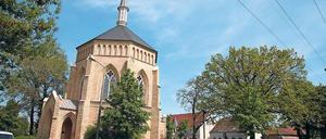 Sakraler Ort. Das Poetenpack verlegt „Gift“ an den Neuendorfer Anger.