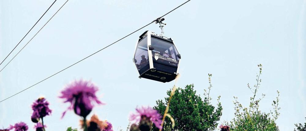 Die Seilbahn bleibt. Am 1. Dezember nimmt sie ihren Betrieb wieder auf; man soll sie auch nutzen können, ohne erst Eintritt für die „Gärten der Welt“ zu zahlen.