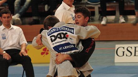 Bis zum Umfallen. Potsdams Youngster Bennet Pröhl (r.) und der Leipziger Dennis Ehrmann kämpften fast elf Minuten lang gegeneinander. Am Ende sorgte ein Strafpunkt für die Niederlage von Pröhl.