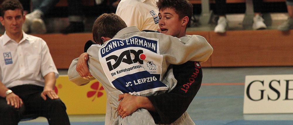 Bis zum Umfallen. Potsdams Youngster Bennet Pröhl (r.) und der Leipziger Dennis Ehrmann kämpften fast elf Minuten lang gegeneinander. Am Ende sorgte ein Strafpunkt für die Niederlage von Pröhl.