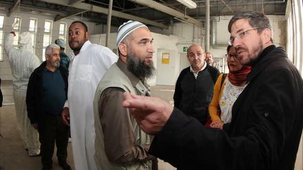 Imam Kamal Mohamad Abdallah und Sozialdezernent Mike Schubert (SPD) im künftigen Gebetsraum. Nun sollen Leitungen verlegt und ein Zaun entfernt werden.