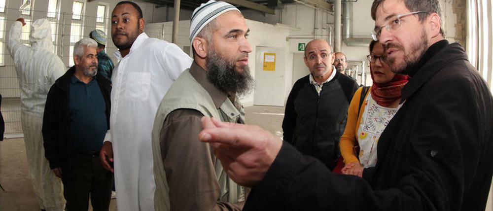 Imam Kamal Mohamad Abdallah und Sozialdezernent Mike Schubert (SPD) im künftigen Gebetsraum. Nun sollen Leitungen verlegt und ein Zaun entfernt werden.