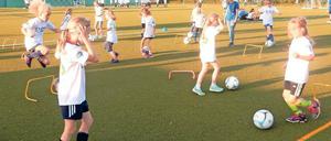 Ab in den Parcours. Etwa 80 Mädchen übten während des Trainingsnachmittags an verschiedenen Stationen – zum Beispiel wurde am Dribbling gefeilt.