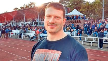 Umkacheln statt Kacheln zählen. David Müller war einst Schwimmer, nun gehört er zu Deutschlands besten Football-Verteidigern, der seine Gegner mit harten Tacklings stoppt.