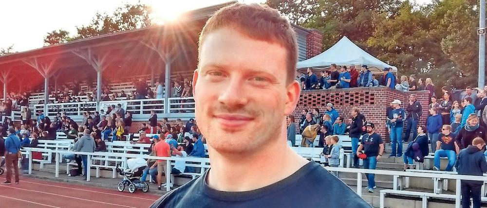 Umkacheln statt Kacheln zählen. David Müller war einst Schwimmer, nun gehört er zu Deutschlands besten Football-Verteidigern, der seine Gegner mit harten Tacklings stoppt.
