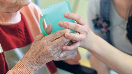 Für den anderen da sein. 78 Prozent der rund 112 000 pflegebedürftigen Brandenburger werden laut Landesgesundheitsministerium im eigenen Zuhause entweder von Angehörigen allein oder mit Hilfe von ambulanten Pflegediensten versorgt.