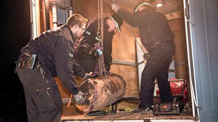Abtransport. Erst nach 1 Uhr morgens konnten die Einsatzkräfte der Polizei den Blindgänger in den Lkw laden.