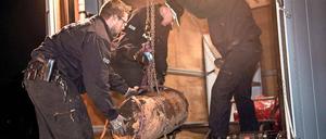 Abtransport. Erst nach 1 Uhr morgens konnten die Einsatzkräfte der Polizei den Blindgänger in den Lkw laden.