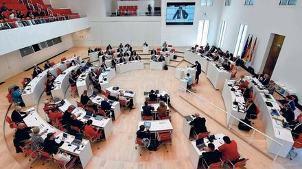 Wer hat hier das Sagen? Mehrfach hatte sich der Landtag Brandenburg mit den Jesiden befasst. Doch den Beschluss zur begrenzten Aufnahme von traumatisierten Kindern und Jugendlichen will die Landesregierung nicht umsetzen.