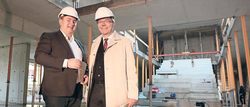 Zukunftspläne. Der Werkleiter des Kommunalen Immobilienservice (Kis), Bernd Richter (l.), und Bürgermeister Burkhard Exner verkündeten die Genehmigung des Kis-Wirtschaftsplans. Insgesamt können damit 71 Millionen Euro in diesem Jahr investiert werden – zum Beispiel in die Schule in der Gagarinstraße.