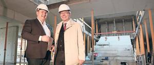 Zukunftspläne. Der Werkleiter des Kommunalen Immobilienservice (Kis), Bernd Richter (l.), und Bürgermeister Burkhard Exner verkündeten die Genehmigung des Kis-Wirtschaftsplans. Insgesamt können damit 71 Millionen Euro in diesem Jahr investiert werden – zum Beispiel in die Schule in der Gagarinstraße.