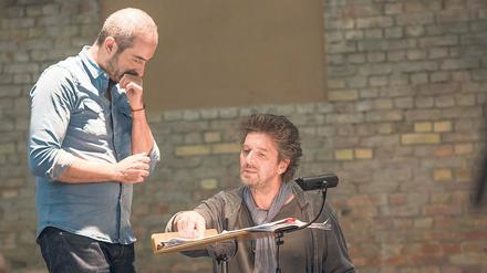 Musik fühlen. Der Komponist Helmut Oehring (r.) wuchs als Kind gehörloser Eltern auf. Im Auftrag der Kammerakademie Potsdam (KAP) hat er nun ein Werk komponiert, das mit gehörlosen Geflüchteten auf die Bühne gebracht wird. „Orfeo17“ hat am Samstag Premiere, es dirigiert KAP-Chefdirigent Antonello Manacorda (l.).