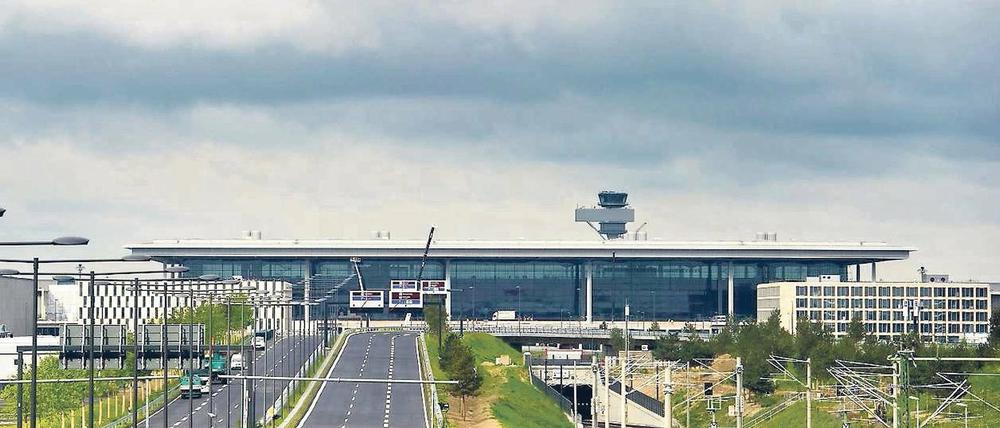 Schwer zu erreichen. Am Schönefelder Großflughafen haben Unternehmen Probleme, Fachkräfte zu finden, da diese morgens nicht mit öffentlichen Verkehrsmitteln anreisen können. Auch die Straßen zum Flughafen sind schon vor der Eröffnung oft voll.