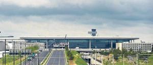 Schwer zu erreichen. Am Schönefelder Großflughafen haben Unternehmen Probleme, Fachkräfte zu finden, da diese morgens nicht mit öffentlichen Verkehrsmitteln anreisen können. Auch die Straßen zum Flughafen sind schon vor der Eröffnung oft voll.