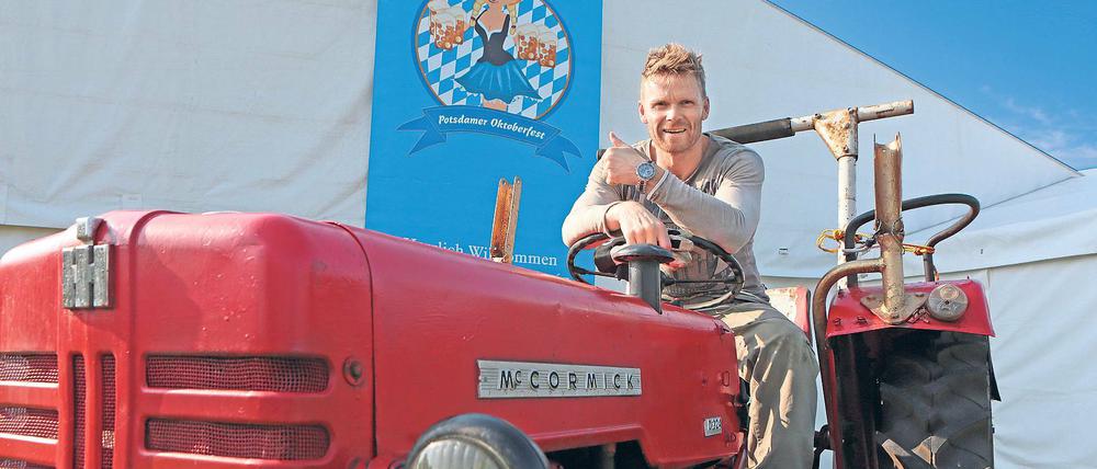 Stimmungsexperte. Heiko Bengs, Veranstalter vom Oktoberfest, auf dem Wiesn-Traktor vor dem Festzelt. Auch Gäste dürfen dort hoch und Fotos machen.