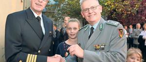Übergabe. Oberst Hans-Hubertus Mack (r.) und Kommandeur Jörg Hillmann.