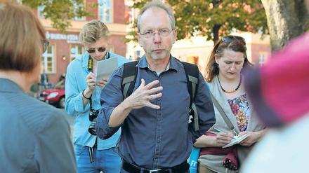 Geschichtskenntnisse. Historiker Thomas Wernicke (M.) hat am Freitag für die Friedrich-Naumann-Stiftung eine Stadtführung auf den Spuren der Migration in Potsdam gegeben.