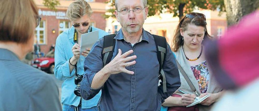 Geschichtskenntnisse. Historiker Thomas Wernicke (M.) hat am Freitag für die Friedrich-Naumann-Stiftung eine Stadtführung auf den Spuren der Migration in Potsdam gegeben.