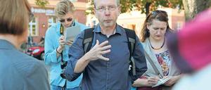 Geschichtskenntnisse. Historiker Thomas Wernicke (M.) hat am Freitag für die Friedrich-Naumann-Stiftung eine Stadtführung auf den Spuren der Migration in Potsdam gegeben.