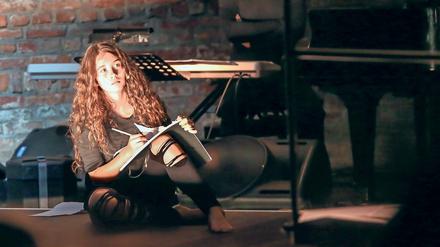 Symbolisch schwarz. Alle Mitwirkenden sind dunkel gekleidet.