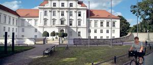 Noch mehr Wahlen. Am Sonntag wird unter anderem auch entschieden, wer als neuer Bürgermeister die Stadt Oranienburg regiert – und in das Barockschloss einzieht, den Sitz der dortigen Stadtverwaltung.