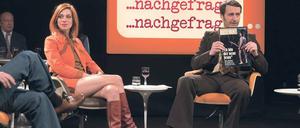 Zarah Wolf (Claudia Eisinger) in einer TV-Diskussion mit dem brisanten "Relevant"-Cover. Das wahre TV-Publikum war weniger interessiert..