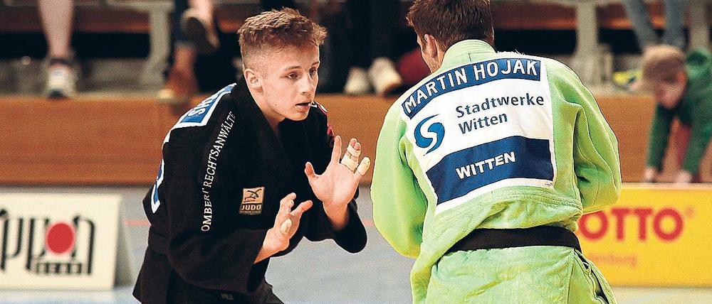Mutig zupacken. Das heißt es für Killian Ochs (l.) und seine Mannschaftskameraden des UJKC Potsdam am morgigen Samstag. Der Leipziger Judoclub kommt für den ersten Playoff-Kampf der diesjährigen Bundesliga-Saison in die MBS-Arena.