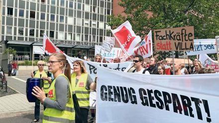 Zu Grabe getragen. In einer Urne haben die Mitarbeiter des Bergmann-Klinikums ihre Beschwerden über die herrschenden Arbeitsbedingungen in einem Protestzug vom Krankenhaus bis zum Rathaus getragen.