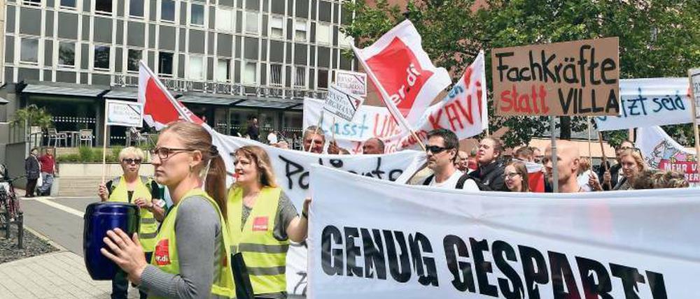Zu Grabe getragen. In einer Urne haben die Mitarbeiter des Bergmann-Klinikums ihre Beschwerden über die herrschenden Arbeitsbedingungen in einem Protestzug vom Krankenhaus bis zum Rathaus getragen.