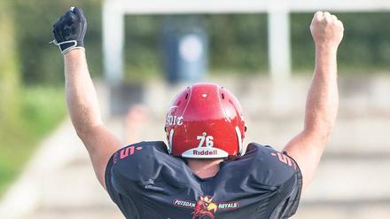Oben angekommen. Royals-Center Sebastian Matthews bejubelte am Samstag den Aufstieg seiner Mannschaft in die erste Liga. Als einziger Akteur gehörte er seit 2005 in allen Saisons der Potsdamer Footballer zum Mannschaftskader.