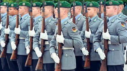 Traditionslinien. Parade der Bundeswehr mit dem Karabiner 98k.