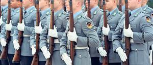 Traditionslinien. Parade der Bundeswehr mit dem Karabiner 98k.