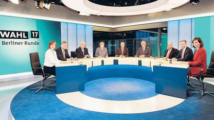 Mehr Sachthemen. In der „Berliner Runde“ diskutierten die Chefredakteure von ARD und ZDF mit Parteispitzen vor über zehn Millionen Zuschauern. CSU-Spitzenkandidat Herrmann (Dritter von l.) übte dabei heftige Kritik an den öffentlich-rechtlichen Sendern.