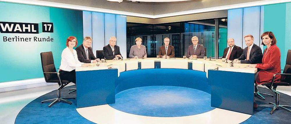 Mehr Sachthemen. In der „Berliner Runde“ diskutierten die Chefredakteure von ARD und ZDF mit Parteispitzen vor über zehn Millionen Zuschauern. CSU-Spitzenkandidat Herrmann (Dritter von l.) übte dabei heftige Kritik an den öffentlich-rechtlichen Sendern.