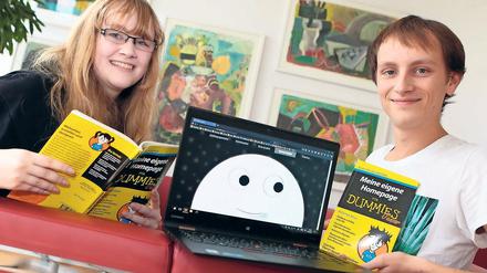 Wollen mehr Kinder für Informatik begeistern. Die Autoren Lisa Ihde und Amadeus Glöckner, Studenten am Hasso-Plattner-Institut, mit ihrem Buch „Meine eigene Homepage“. Am Rechner zeigen sie den „Geisterstunden“-Effekt: Das Smiley-Gesicht wird erst sichtbar, wenn der Cursor drüberfährt.