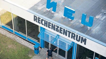 Türen auf! Um das Kunst- und Kreativhaus Rechenzentrum und dessen Zukunft wird nicht nur gestritten, hier wird auch tatsächlich gearbeitet – und am kommenden Wochenende ausgiebig gefeiert. Anlässlich des zweiten Geburtstages gewähren viele der über 200 Kreativen Einblick in ihre Ateliers.