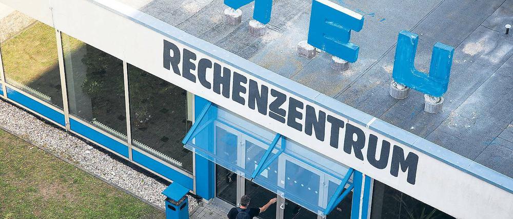Türen auf! Um das Kunst- und Kreativhaus Rechenzentrum und dessen Zukunft wird nicht nur gestritten, hier wird auch tatsächlich gearbeitet – und am kommenden Wochenende ausgiebig gefeiert. Anlässlich des zweiten Geburtstages gewähren viele der über 200 Kreativen Einblick in ihre Ateliers.