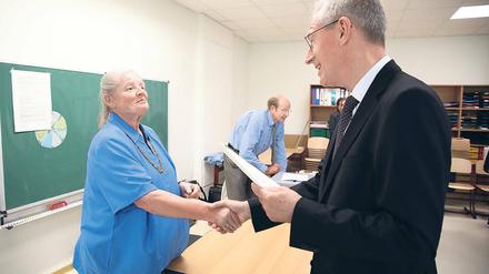 Aus Überzeugung. Gerlind Jäkel ist seit 1990 ehrenamtliche Wahlhelferin. Dafür wurde sie von Bundeswahlleiter Dieter Sarreither mit einer Ehrennadel ausgezeichnet.